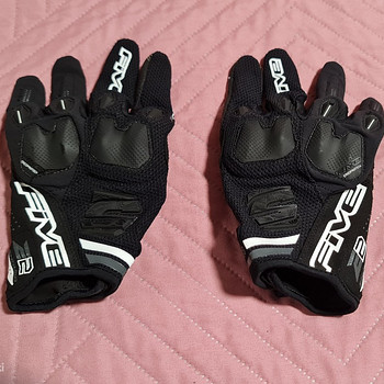 Motokindad Endurokindad FIVE E2 must, suurus: 8/S