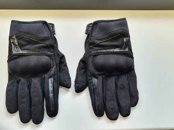 Motokindad Five RS3, must, suurus: L/10