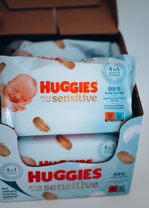 Huggies Pure Extra Care Baby Sensitive Wipes упаковка из 8 x (1 фото из 3)