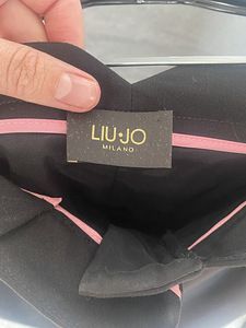 Must viisakas LiuJo voodriga pliiatsseelik (3 foto / 5)