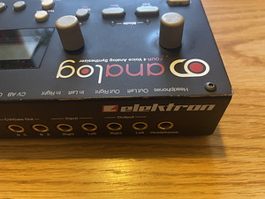 Синтезатор Elektron Analog Four (4 фото из 8)