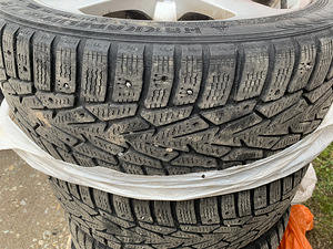 Naastrehvid Nokian 225/45 R17 valuvelgedel (SAAB) + tagavara (8 foto / 10)