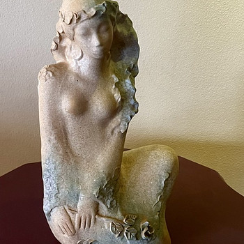 Naima Uustalu skulptuur - Naine roosiga