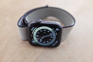 Apple Watch Series 4 Space Gray (44мм) (8 фото из 8)