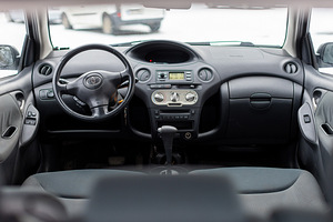 Autorent Toyota Yaris Automat BOLT FOOD/ WOLT bensiin (3 foto / 5)