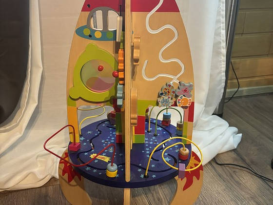 Arendav mänguasi ehtsast puidust raketi kujul
