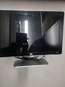 Arvuti monitor ja juhtmevaba klaviatuur (4 foto / 4)