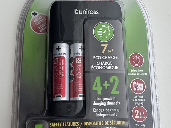 Uniross charger for AA/AAA/9V batteries including 4 pcs