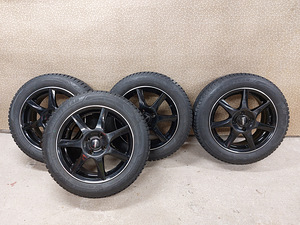 Зимние шины Goodyear Ultra Grip и диски Dezent 195/60/16 (2 фото из 4)