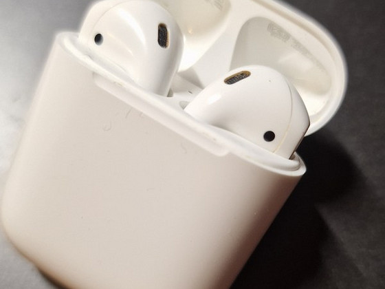 AirPods ja 2 ümbrist kingituseks
