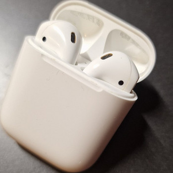 AirPods и 2 чехла в подарок