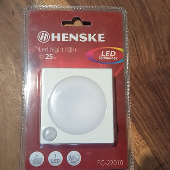 LED ночник с датчиком движения HENSKE. НОВЫЙ. 10 ШТ.