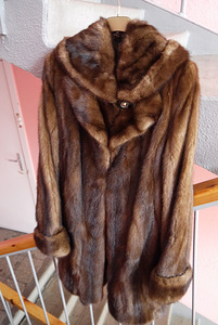 Looduslik naaritsakasukas kapuutsi ja vööga, suurus S (2 foto / 10)