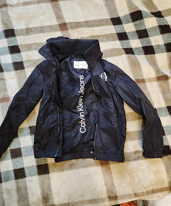 Veekindel tuulejope Calvin Klein Jeans (1 foto / 2)