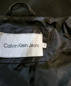 Veekindel tuulejope Calvin Klein Jeans (2 foto / 2)
