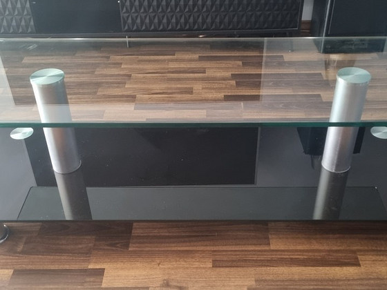 Müüa klaasist TV alus