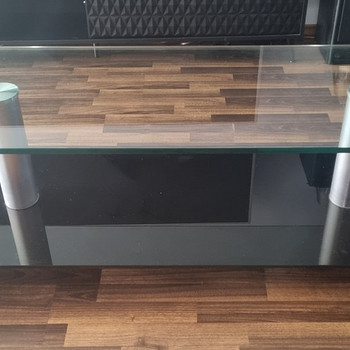 Müüa klaasist TV alus