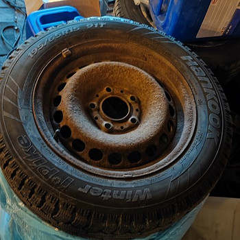 Hankook winter i*pike 195/65/15 DOT2109 4-6mm