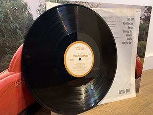 Elton John "A Single Man" (Винил) (5 фото из 6)