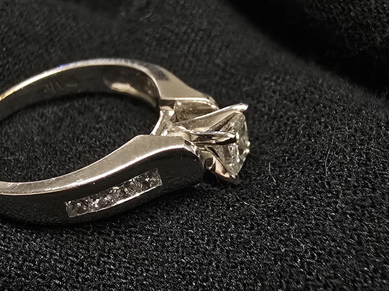 Kuld sõrmus teemandiga 585 proov (№L1141)