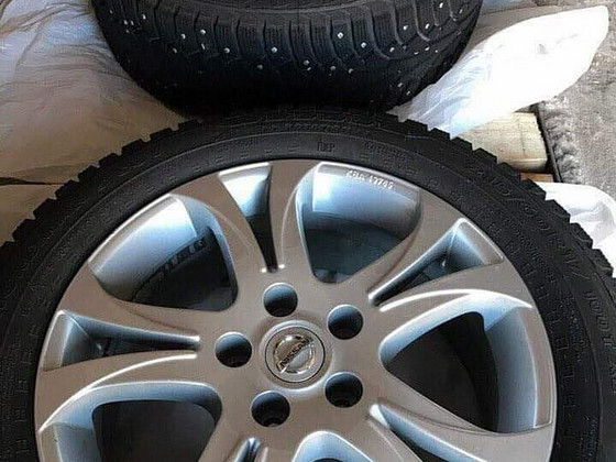 Комплект шипованной резины с дисками для Nissan Qashqai
