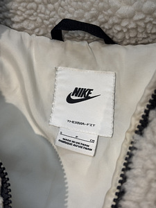 Nike Woman's Sportwear Therma-FIT Jacket (4 фото из 4)
