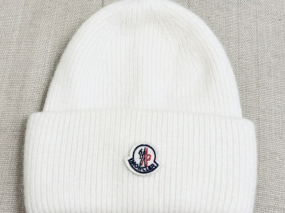 Новый! Белая теплая зимняя шапка Moncler