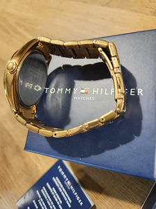 Женские наручные часы Tommy Hilfiger (2 фото из 2)