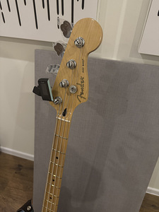 Бас-гитара ''Fender Jazz Bass'' (2 фото из 4)