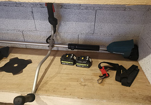 Аккумуляторный триммер Makita DUR369AZ + 2 шт. 18V 5.0Ah аккумулятора (1 фото из 3)