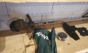 Аккумуляторный триммер Makita DUR369AZ + 2 шт. 18V 5.0Ah аккумулятора (2 фото из 3)