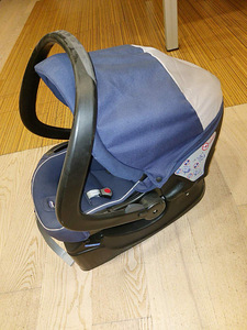 Детское автокресло Chicco (3 фото из 4)