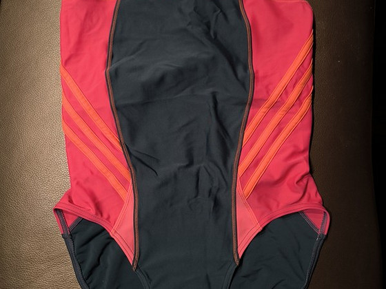 Как новый купальник Adidas, s. S