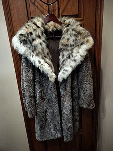 Продается каракулевая шуба с капюшоном из меха рыси (1 фото из 2)