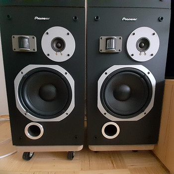 Müügil on Pioneer kõlari komplekt