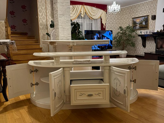 Совершенно новый телевизионный столик