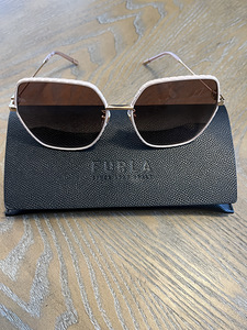 Новые солнцезащитные очки Furla (1 фото из 4)