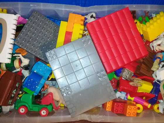 Много кубиков Duplo Lego и других кубиков