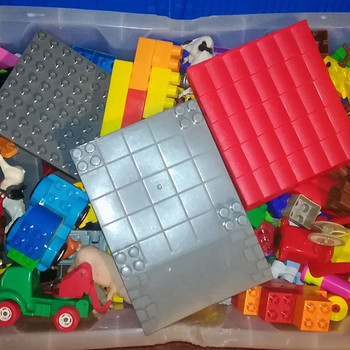 Много кубиков Duplo Lego и других кубиков