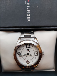 Часы TOMMY HILFIGER (1 фото из 3)