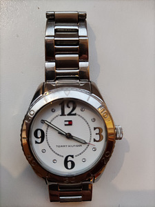 Часы TOMMY HILFIGER (2 фото из 3)