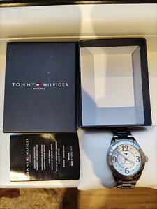 Часы TOMMY HILFIGER (3 фото из 3)