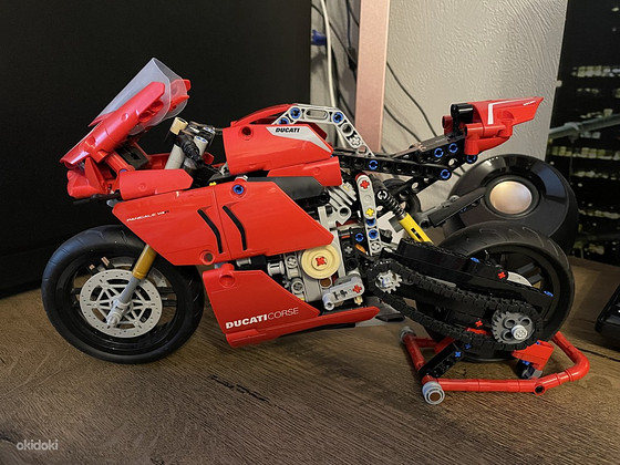 LEGO Technic Ducati Panigale V4 R 42107