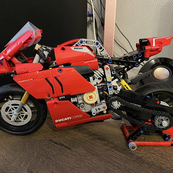 LEGO Technic Ducati Panigale V4 R 42107