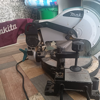 Торцовочная пила Makita MLS100