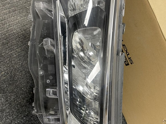 Toyota Rav4 vasak esituli 81185-42842