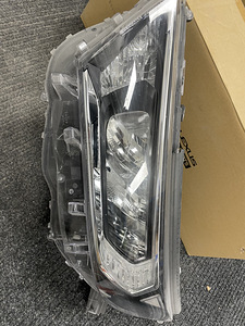 Левая фара Toyota Rav4 81185-42842 (1 фото из 3)