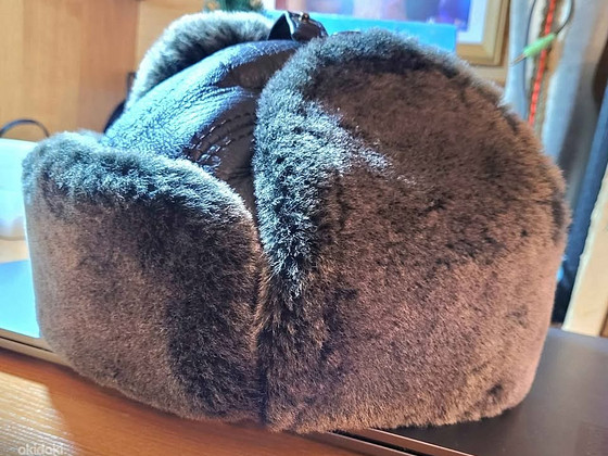 Nahast karusnahast kõrvaklappidega müts