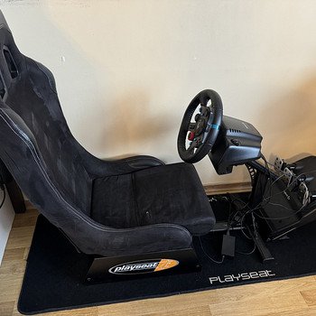 Игровое кресло Playseat Alacantara с рулем и педалями Logite