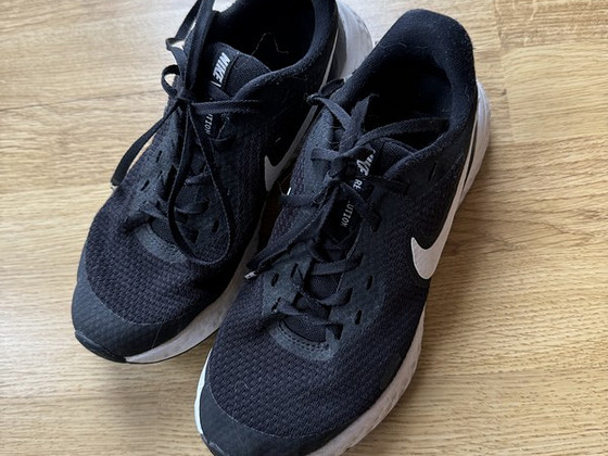 Детские кроссовки Nike Revolution, размер 35,5, в хорошем состоянии!